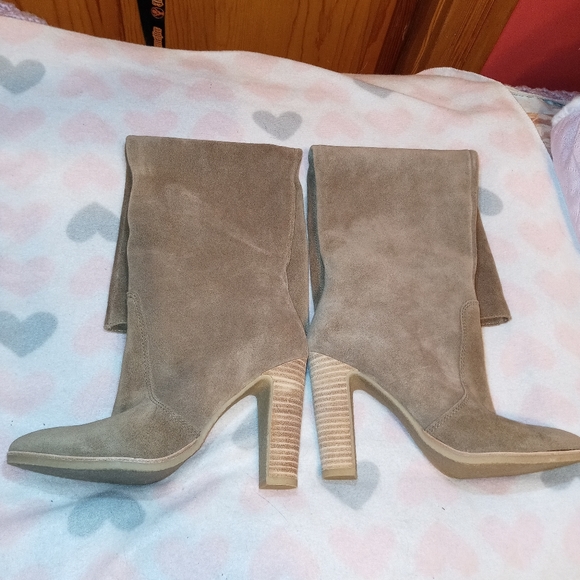 NEW DOLCE VITA, HIGH HEEL, KNEE HIGH BOOTS, SIZE 6, TAUPE SUED MATERIAL! - Picture 2 of 5